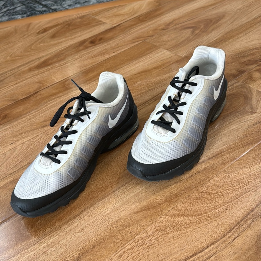 Nike Airmax size 10 tuxedos good condition
